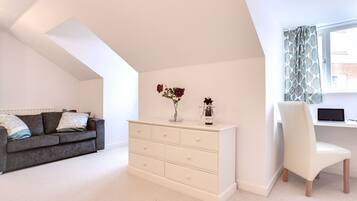Apartment | 3 bedrooms, individually decorated, individually furnished, desk