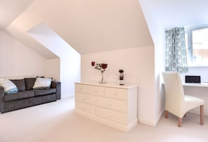 Apartment | 3 bedrooms, individually decorated, individually furnished, desk