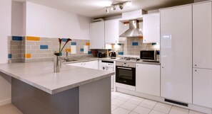 Apartment | Dapur peribadi | Alat memasak/pinggan mangkuk/perkakas dapur 