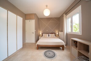 6 bedrooms, desk, iron/ironing board, free WiFi - Cicada home (Καραβάδος)