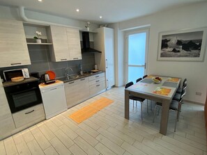 Kühlschrank, Mikrowelle, Ofen, Geschirrspüler