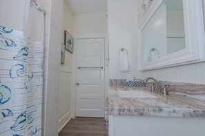 Baignoire, sèche-cheveux, serviettes fournies