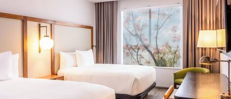 Huone, 2 keskisuurta parisänkyä | Allergiatestatut vuodevaatteet, työpöytä, ilmainen Wi-Fi, vuodevaatteet