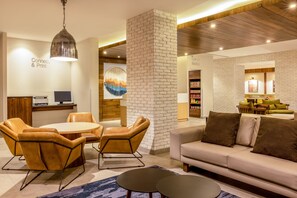 Coin salon dans le hall