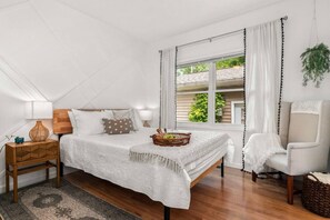 4 Schlafzimmer, Schreibtisch, schallisolierte Zimmer