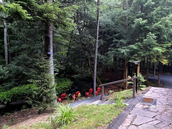 Property grounds - ENJOY POCONOS BY THE MONTH AT A TIME! COTTAGE AWAY FROM IT ALL ON STREAM!! (Pocono Pines)