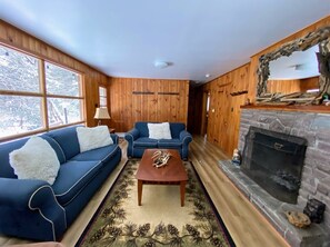 Smart TV, fireplace, DVD player - ENJOY POCONOS BY THE MONTH AT A TIME! COTTAGE AWAY FROM IT ALL ON STREAM!! (Pocono Pines)