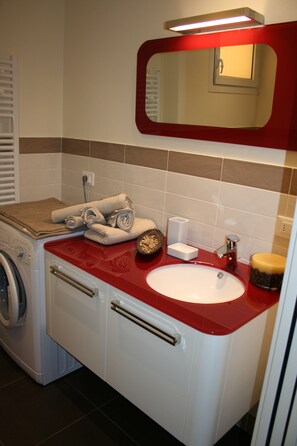 Dusche, Bidet, Handtücher, Toilettenpapier