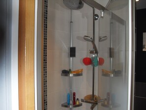 Baignoire, séchoir à cheveux, serviettes fournies, savon
