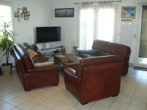 Smart TV, ping pong, books, offices