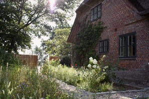 Property grounds - 5* thatched roof house Ziegelmacher Achten 6600sqm natural garden with pond and outdoor sauna (Rodenäs)