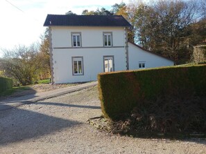 Exterior - Charming Countryside Retreat with Modern Comforts near Hiking Trails and Lakes (Uriménil)