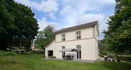 Charming Countryside Retreat with Modern Comforts near Hiking Trails and Lakes