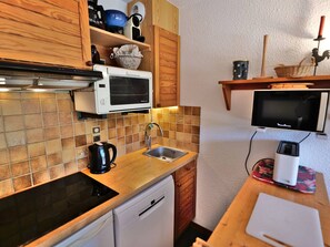 Réfrigérateur, four, lave-vaisselle, cafetière/bouilloire