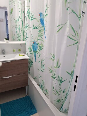 Tina, toallas, papel de baño