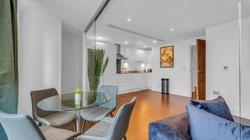 Ofen, Wasserkocher mit Kaffee-/Teezubehör