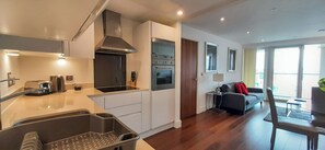 Signatur-lejlighed - 2 soveværelser | Privat køkken | Ovn, kaffe-/temaskine