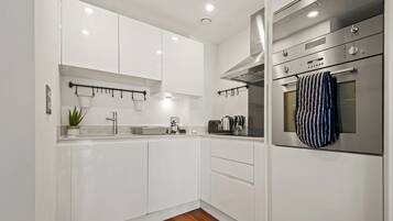 Superior-Apartment, 1 Schlafzimmer | Eigene Küche | Ofen, Wasserkocher mit Kaffee-/Teezubehör