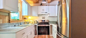 Cozy Cove Cabin: 3BR 2BA Modern Comfort Meets Rustic Charm