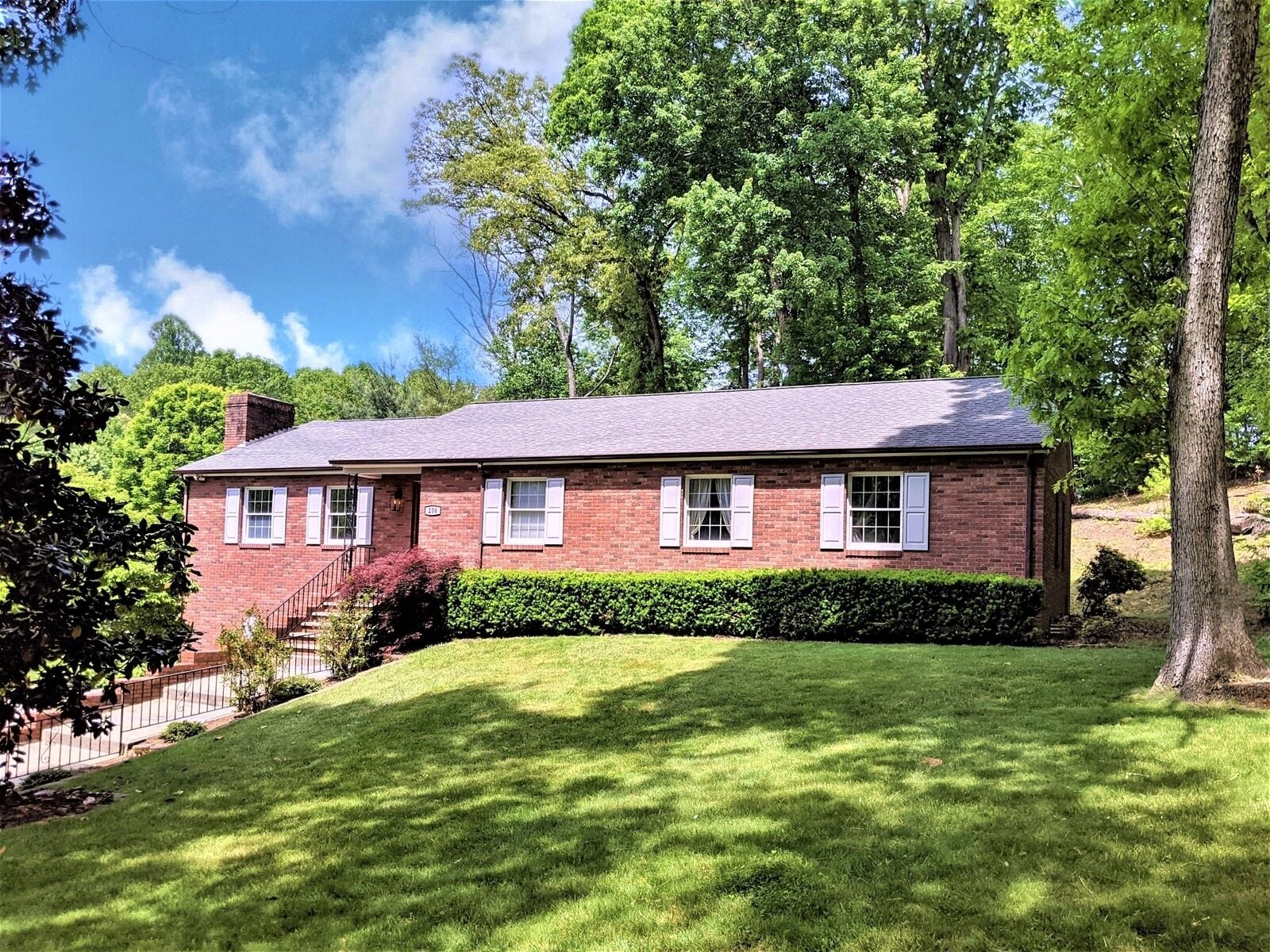 Hickory Hill House - Lake Junaluska- 3 BR| Updated Classic Ranch, Pet Friendly