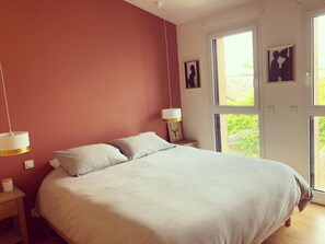 2 bedrooms, iron/ironing board, travel cot, WiFi