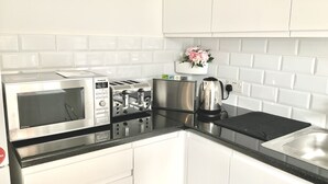 平房 | 私人廚房 | 電熱水壺、多士爐、廚房用具/餐具/器皿、餐桌