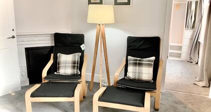 BookedUK - Large Cosy Cottage