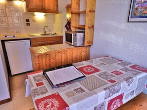 Refrigerador, microondas y cafetera y tetera 