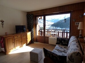 TV - Cozy Studio + Cabin - 27m² - Sleeps 4 - South-Facing Balcony - Near Shops and Ski Lifts (Le Grand-Bornand)