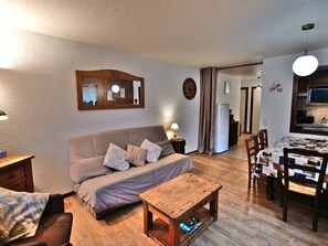 TV - Bright Savoyard 3-Room Apartment - 52m² - Sleeps 7 - Near Center & Ski Lifts (Le Grand-Bornand)