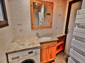 Hair dryer - Bright Savoyard 3-Room Apartment - 52m² - Sleeps 7 - Near Center & Ski Lifts (Le Grand-Bornand)