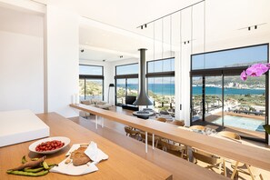 Full-size fridge, microwave, oven, stovetop