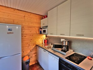 Réfrigérateur, micro-ondes, lave-vaisselle, cafetière/bouilloire