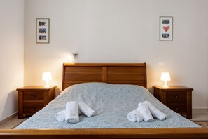 2 bedrooms, iron/ironing board, WiFi