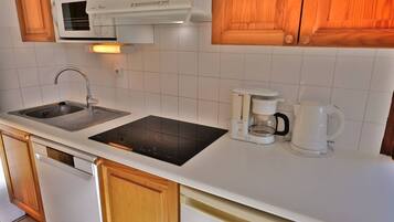 Kjøleskap, ovn, oppvaskmaskin og kaffetrakter/tekoker