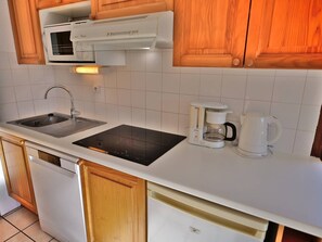 Réfrigérateur, four, lave-vaisselle, cafetière/bouilloire