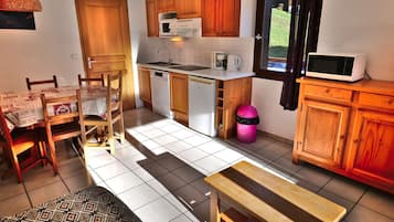 Kjøleskap, ovn, oppvaskmaskin og kaffetrakter/tekoker