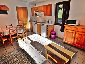 Réfrigérateur, four, lave-vaisselle, cafetière/bouilloire