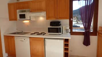 Refrigerador, horno, lavavajillas y cafetera y tetera