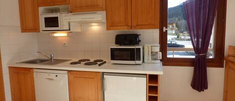 Kühlschrank, Ofen, Geschirrspüler, Wasserkocher mit Kaffee-/Teezubehör