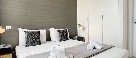 2 室のベッドルーム、セーフティボックス (室内)、アイロン / アイロン台