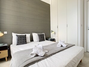2 bedrooms, in-room safe, iron/ironing board