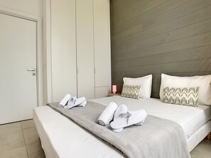 2 bedrooms, in-room safe, iron/ironing board