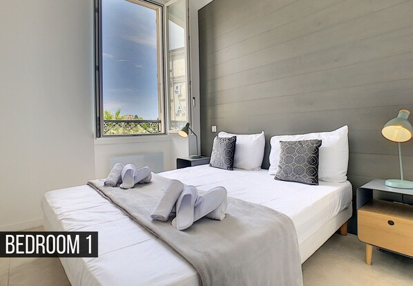 2 bedrooms, in-room safe, iron/ironing board