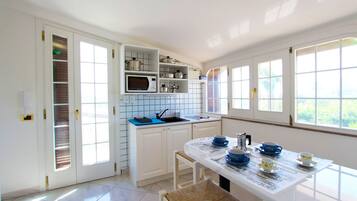 Kühlschrank, Mikrowelle, Herdplatte, Wasserkocher mit Kaffee-/Teezubehör