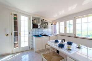 Kühlschrank, Mikrowelle, Herdplatte, Wasserkocher mit Kaffee-/Teezubehör