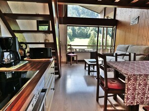 Een koelkast, een microgolfoven, een oven, een vaatwasser