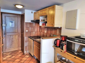 Réfrigérateur, four à micro-ondes, un four, lave-vaisselle