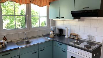 Kühlschrank, Ofen, Herdplatte, Wasserkocher mit Kaffee-/Teezubehör