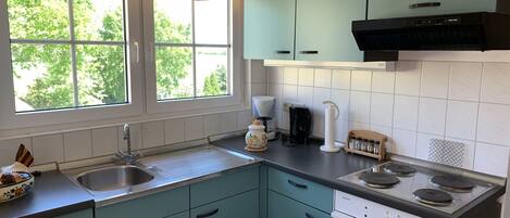 Kühlschrank, Ofen, Herdplatte, Wasserkocher mit Kaffee-/Teezubehör